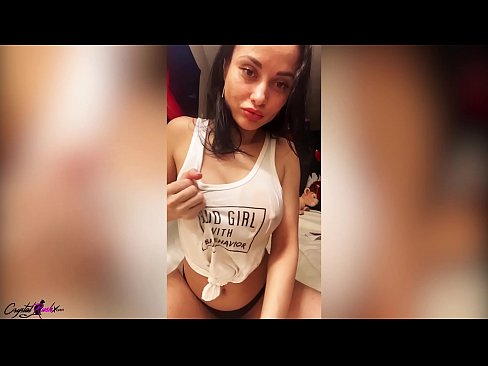 ❤️ Mooie rondborstige vrouw die haar kutje aftrekt en haar grote tieten in een nat T-shirt aanraakt ☑ Anal video at us