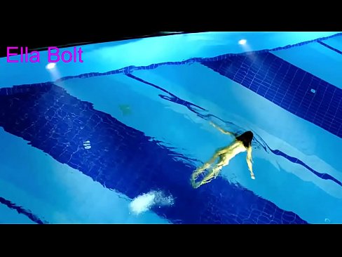 ❤️ Ik kan niet stoppen met kijken, jonge blondine betrapt op naakt zwemmen in ELLA BOLT resort zwembad ☑ Anal video at us