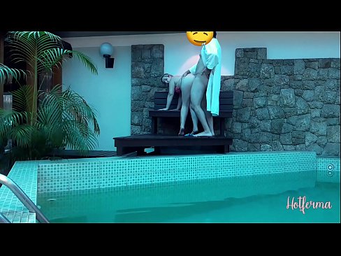❤️ Baas nodigt meid uit naar het zwembad, maar kon een hete niet weerstaan ☑ Anal video at us