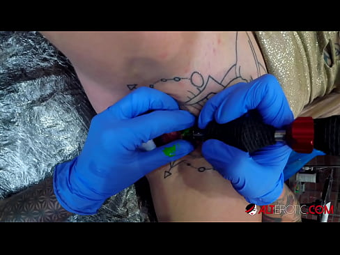 ❤️ Extreem getatoeëerde hottie Sully Savage kreeg een tatoeage op haar clitoris ☑ Anal video at us