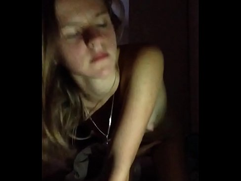 ❤️ Een meisje masturbeert en komt klaar ☑ Anal video at us